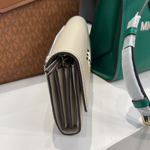 Michael Kors Mimi Large Saffiano Leather Bi-Fold Continental Wallet
Light Sand - Picture 4 of 16